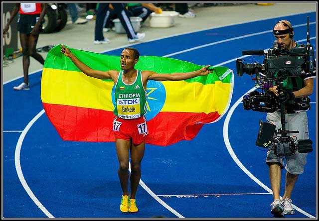 Kenenisa Bekele vencedor del doblete en 5.000 y 10.000 m.l.